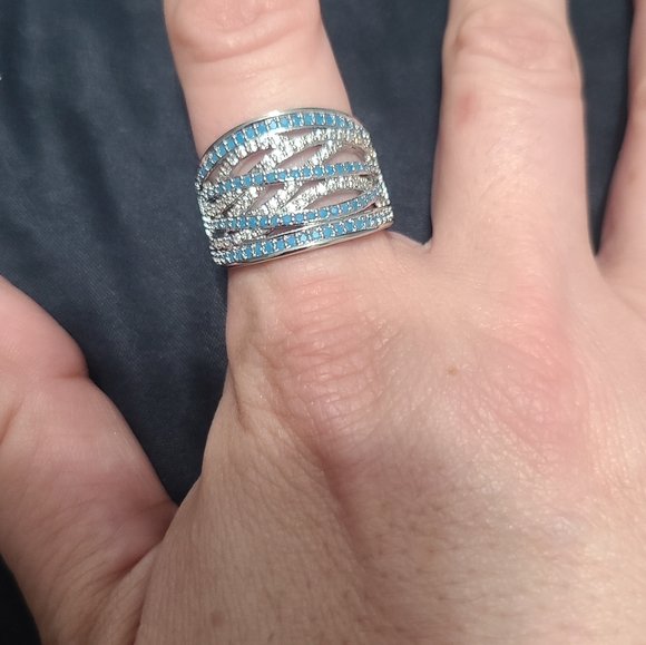 Stunning Ring with Accent Stones - Picture 5 of 5